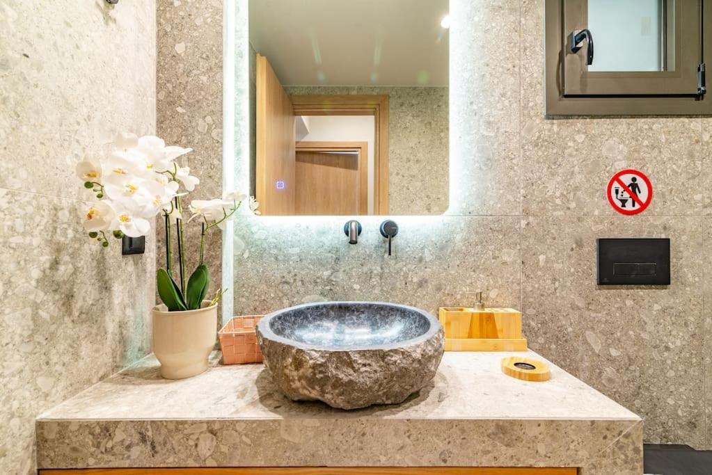 New Stylish Near Downtown